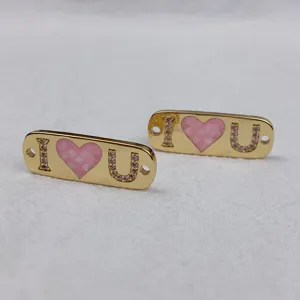 Vergoldete DIY Schmuckverbinder Anhänger mit rosa Herz und Buchstaben für Armbänder.