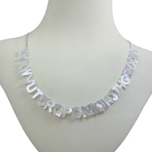 Natürliche weiße Perlmutt Alphabet Buchstaben Halskette Anhänger Modeschmuck Hauptansicht.
