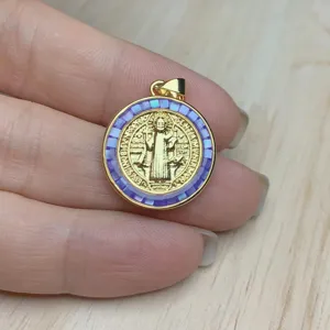 Runder vergoldeter Sankt Benedikt Kreuz Anhänger mit violetter Muschel Inlay für Halskette.