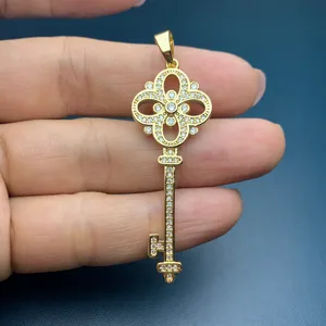 Goldener vierblättriger Kleeblatt Schlüssel Strass Anhänger für DIY Schmuck Halskette.