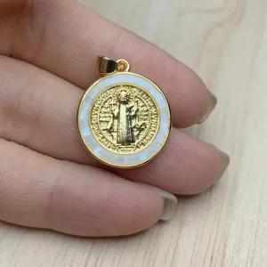 Wunderschöner runder vergoldeter Sankt Benedikt Medaillon Anhänger mit weißer Muscheleinlage.