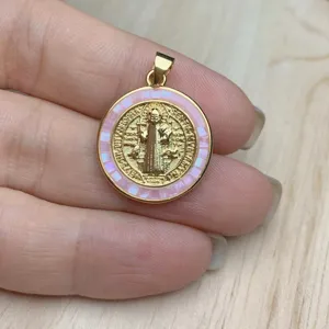 Vergoldeter runder Anhänger mit rosa Muscheleinlage und religiösen Figurendetails für Frauen.
