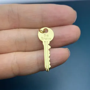 Goldener Schlüssel Anhänger mit Gravur, ideal für DIY Halsketten und handgefertigten Modeschmuck.