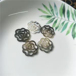 Natürliche Muschel hohle Kamelie Blume Anhänger DIY handgemachte Schmuck Accessoires