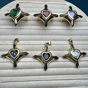 Nahaufnahme Detail von gothic Kreuz Herz Zirkonia Anhänger und Ring Schmuck Zubehör.