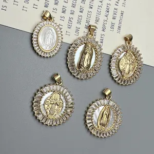 Vue détaillée de pendentifs dorés de Guadalupe avec zircon scintillant et nacre élégante.