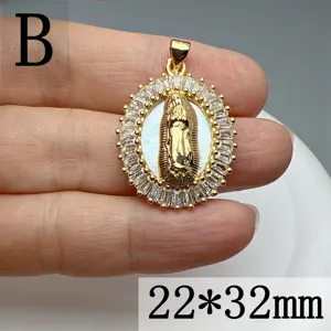 Pendentif doré Notre-Dame de Guadalupe avec nacre et pierres de zircone cubique.