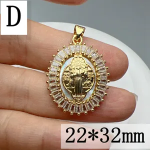 Vue détaillée du pendentif Saint Benoît en nacre et zircon, charm bijou doré DIY élégant.
