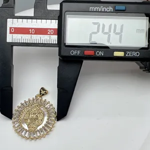 Vue detaillee d'un pendentif religieux coquillage San Benito avec des zirconiums, 24mm.