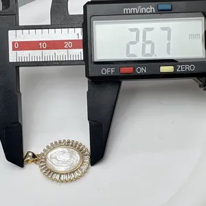 Vue de detail du pendentif coquillage Guadalupe avec zircon scintillant pour bijoux uniques.