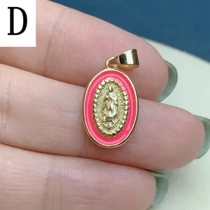Gros plan détaillé du pendentif ovale en émail rose Notre-Dame de Guadalupe pour bijoux.