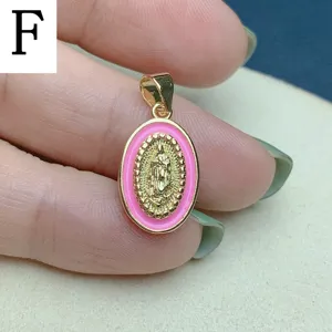 Pendentif ovale doré avec émail rose et un magnifique détail en relief de la Vierge.