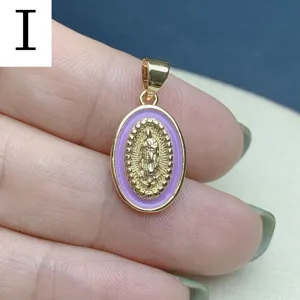 Détail de pendentif Guadalupe en émail ovale avec design religieux et finition dorée.