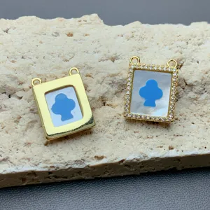 Pendentif à double anneau plaqué or avec nacre et motif de trèfle bleu pour les bijoux DIY.