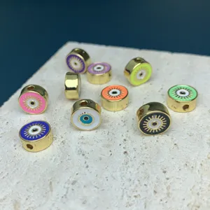 Gros plan détaillé de perles rondes émaillées œil maléfique double face pour bijoux DIY.