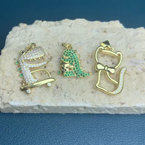Vue détaillée de breloques pendentifs DIY dinosaure et chat en zircone micro-serti tendance.