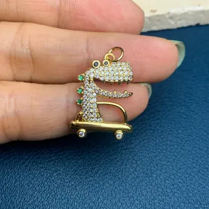 Pendentif dinosaure skateboard en zircone micro serti bijou DIY accessoire vue détail.