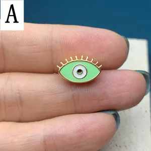 Gros plan détaillé de la perle goutte en émail œil maléfique vert pour bijoux DIY.