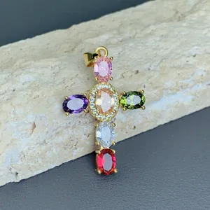 Ciondolo croce in cristallo zircone colorato dettaglio, accessorio gioiello placcato oro