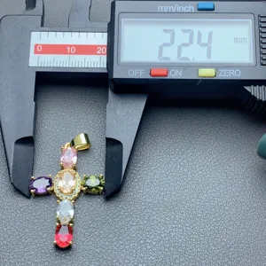 Ciondolo croce in zircone multicolore collana gioielli di modo dettaglio misura