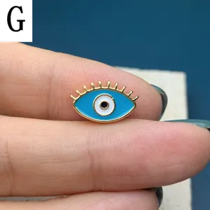 Détail de breloque œil maléfique cheval, accessoire bijoux DIY émail double face.