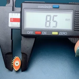 Vue détaillée de perle marquise œil turc avec mesure précise de la taille par pied à coulisse.