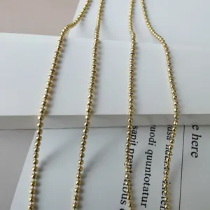 Detailaufnahme der vergoldeten Kugelkette mit feiner Perlenstruktur und edlem Glanz.