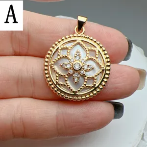 Squisito ciondolo placcato in oro con madreperla bianca e scintillanti pietre di zircone per donne.