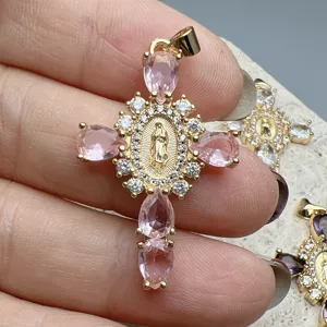 Ciondolo a croce dorato con pietre rosa a goccia e zirconi per la creazione di gioielli.