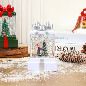 Χριστουγεννιάτικη χιονόμπαλα νερό glitter δώρο κουτί φως λεπτομέρεια διακόσμηση γιορτή.