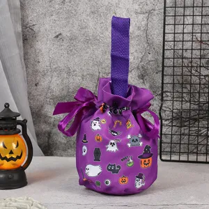Sac a bonbons violet d'Halloween avec impression de citrouille et sac cadeau effrayant.