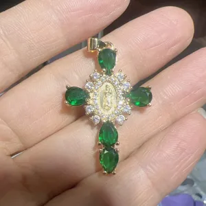 Ciondolo croce placcato oro con pietre zirconi verdi e chiare collana religiosa accessorio