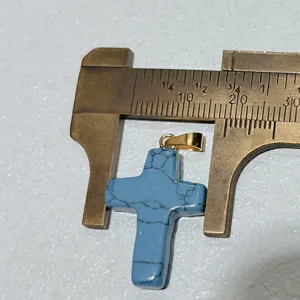 Blauwe steen kruis hanger doe het zelf sieraden accessoire detailfoto gemeten met schuifmaat.
