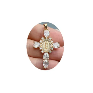 Elegante ciondolo croce in zircone cristallo oro vista principale con pietre scintillanti.