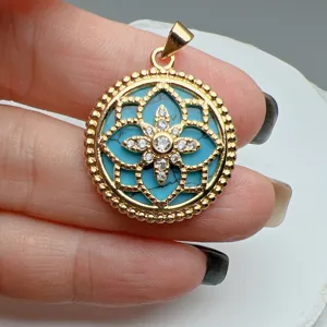 Collana con ciondolo in turchese dorato da donna, elegante gioiello con design floreale.