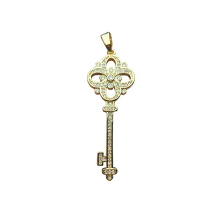Vergoldeter Strass-Schlüssel-Anhänger mit Kleeblatt-Blumenkopf-Design für Damen-Schmuck.
