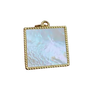 Colgante cuadrado de nácar blanco con borde de cuentas doradas, ideal para joyas DIY.