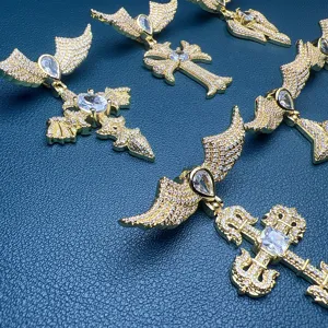 Gros plan detaille du pendentif croix aile en zircone cubique style hip hop bijou