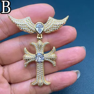 Pendentif croix ailée en zircone exquis, artisanat détaillé pour style hip-hop unique.