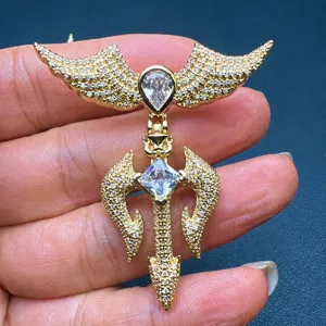Pendentif croix ailée en zircon plaqué or bijou gothique hip-hop accessoire