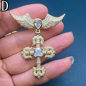 Vue de détail rapprochée du pendentif croix aile plaqué or avec zircone cubique brillant