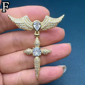 Collier pendentif croix aile en zircone or pour femmes style hip hop accessoire de bijouterie