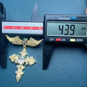 Pendentif croix ailée en zircone micro-serti style hip-hop européen accessoire de bijoux.