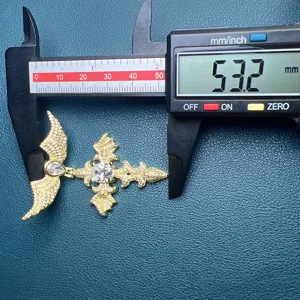 Detail du pendentif croix aile montrant la mesure de taille et le sertissage de zircone.