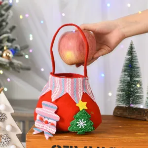 Detailaufnahme der roten Filz Weihnachtstasche mit niedlichem Schneemann und Baum für Festdeko.