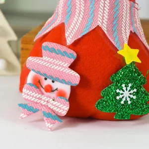 Nahaufnahme der Weihnachtsfilz-Geschenktüte mit süßem Schneemann und Glitzerbaum.