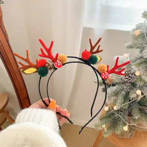 Dettaglio fascia con corna di renna di Natale, carina fascia per capelli da festa.
