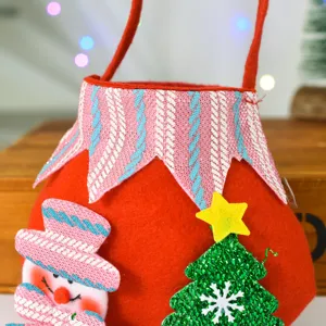 Nahaufnahme der roten Filz Weihnachtstasche mit niedlichem Schneemann und Tannenbaum.