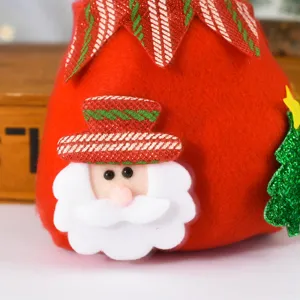 Weihnachtsmototiv rote Filztüte für Süßigkeiten mit niedlichem Weihnachtsmann Detail.
