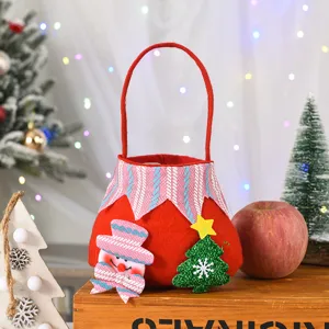 Rote Filz Weihnachtstasche mit Schneemann und Tannenbaum, ideal für Weihnachtsgeschenke.